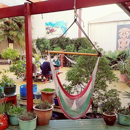Bazil'S Backpackers Bbh Hostel & Surf School Westport Bagian luar foto