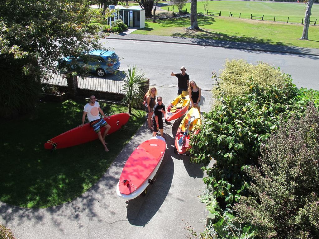 Bazil'S Backpackers Bbh Hostel & Surf School Westport Bagian luar foto