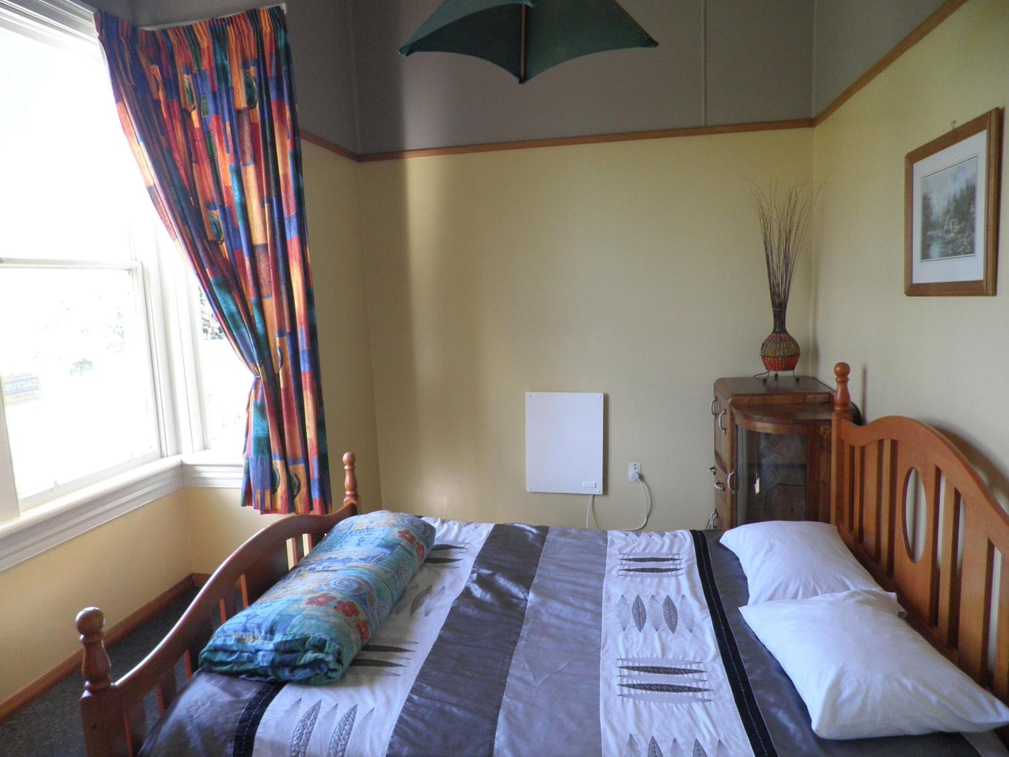Bazil'S Backpackers Bbh Hostel & Surf School Westport Bagian luar foto