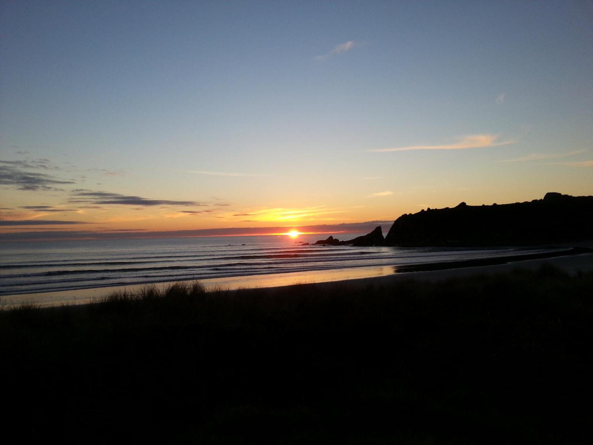 Bazil'S Backpackers Bbh Hostel & Surf School Westport Bagian luar foto