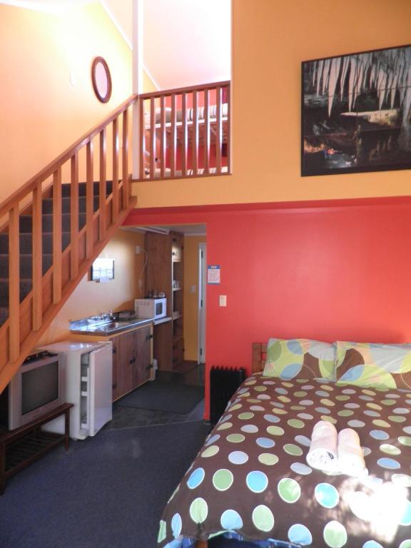 Bazil'S Backpackers Bbh Hostel & Surf School Westport Bagian luar foto