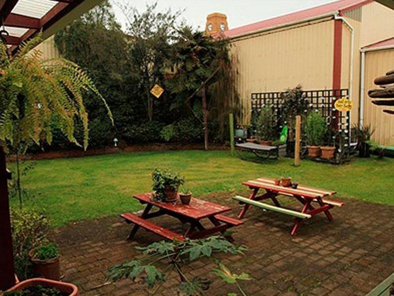Bazil'S Backpackers Bbh Hostel & Surf School Westport Bagian luar foto