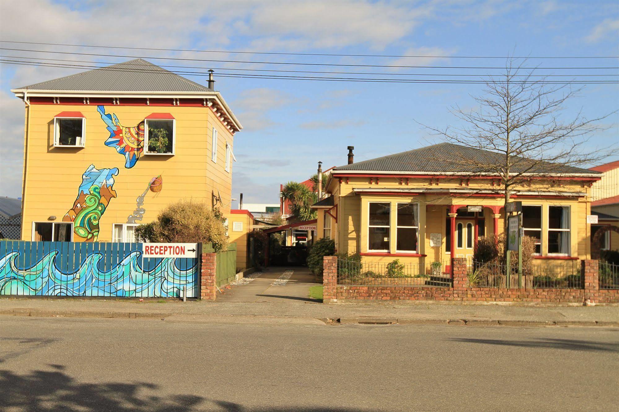 Bazil'S Backpackers Bbh Hostel & Surf School Westport Bagian luar foto