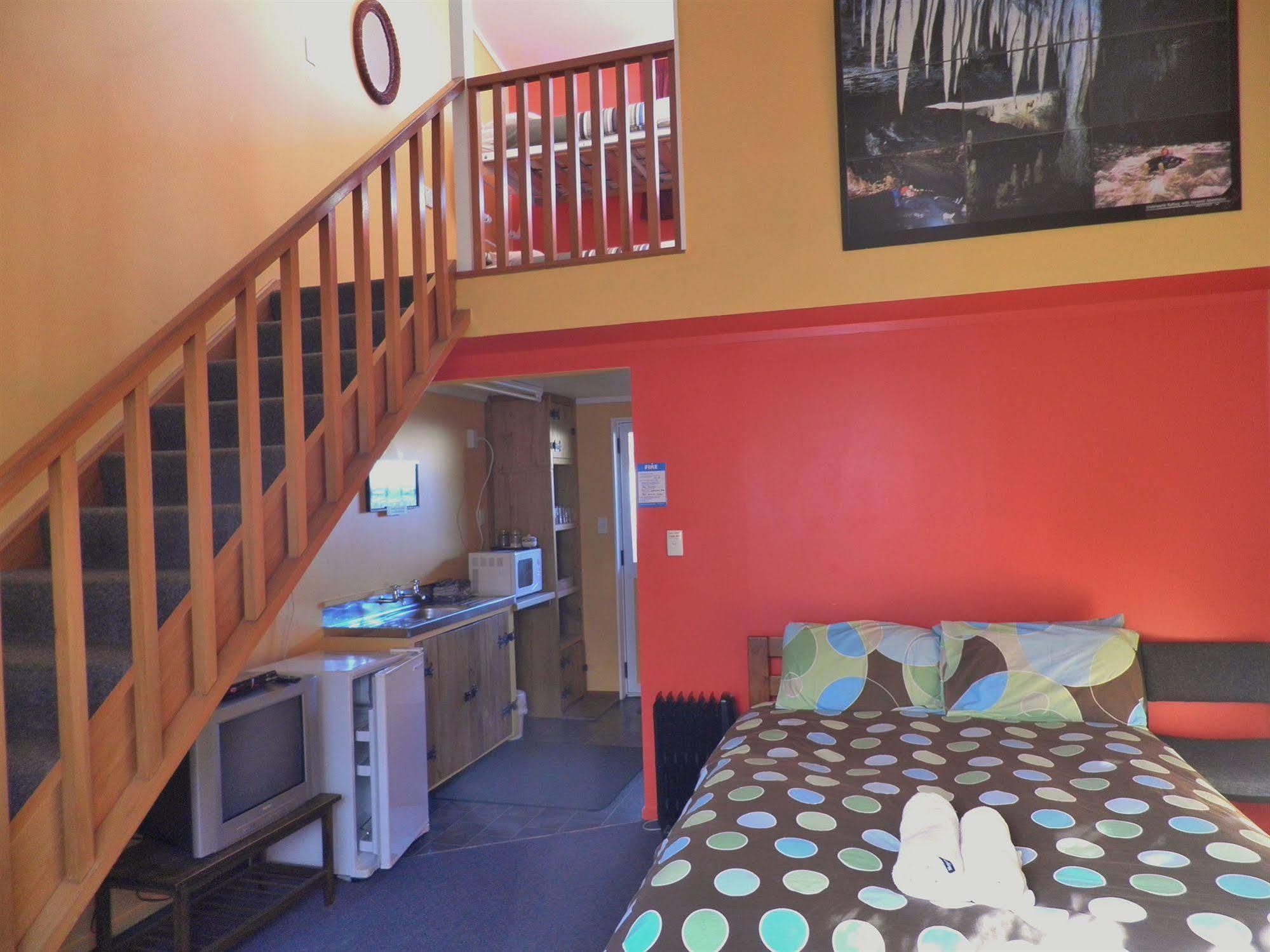 Bazil'S Backpackers Bbh Hostel & Surf School Westport Bagian luar foto