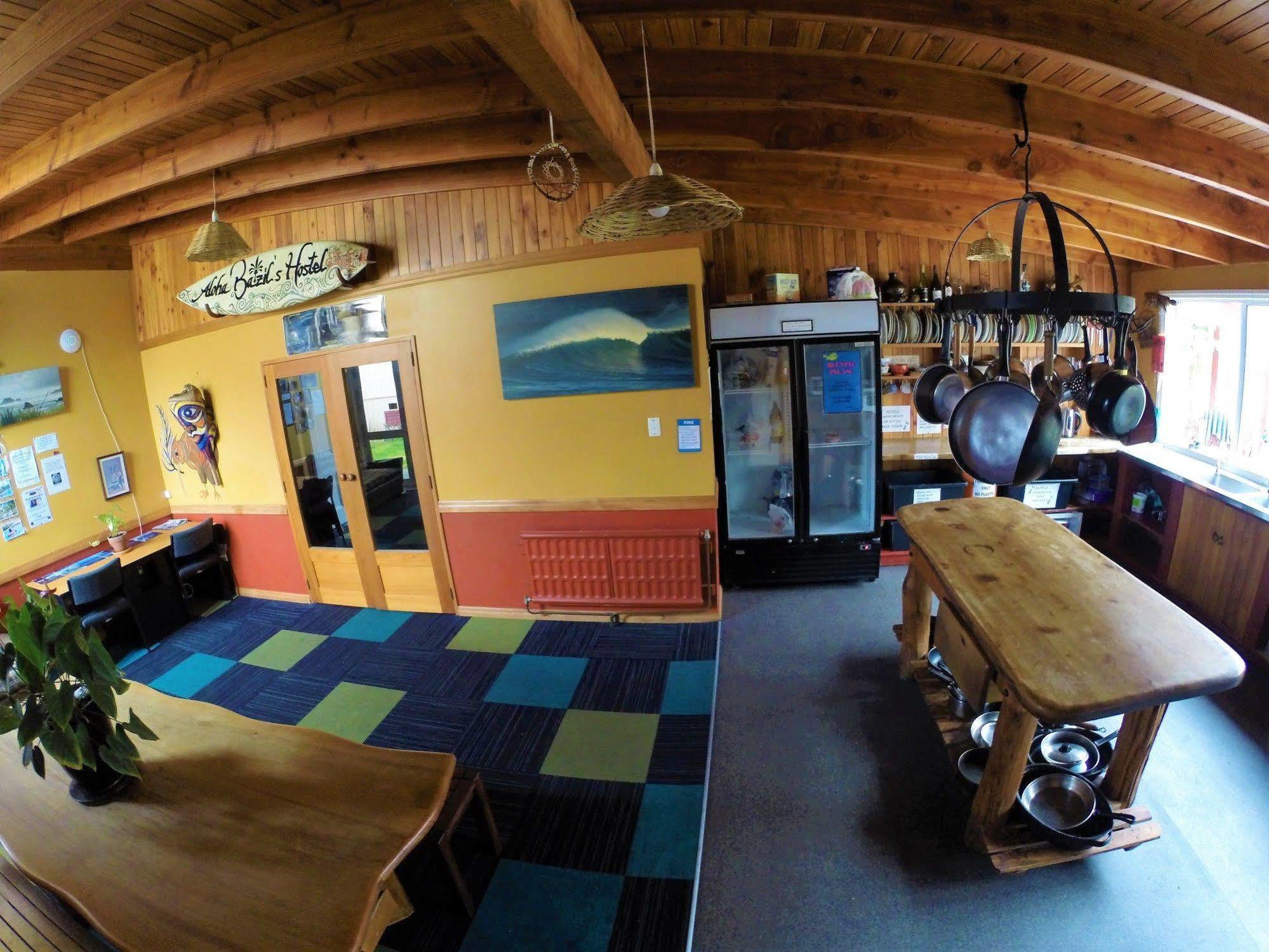 Bazil'S Backpackers Bbh Hostel & Surf School Westport Bagian luar foto