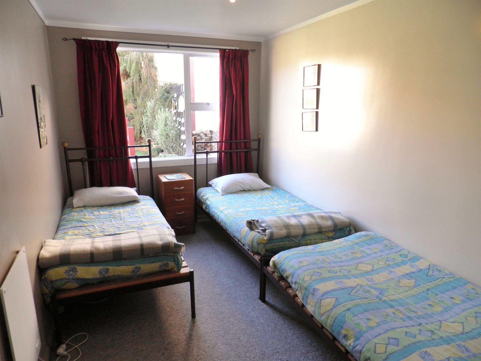 Bazil'S Backpackers Bbh Hostel & Surf School Westport Bagian luar foto