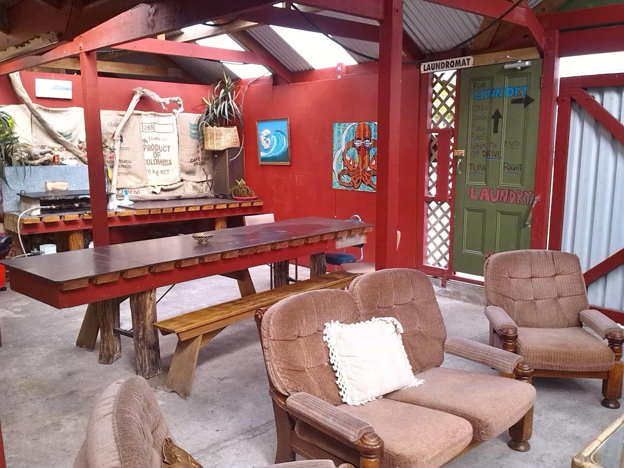 Bazil'S Backpackers Bbh Hostel & Surf School Westport Bagian luar foto