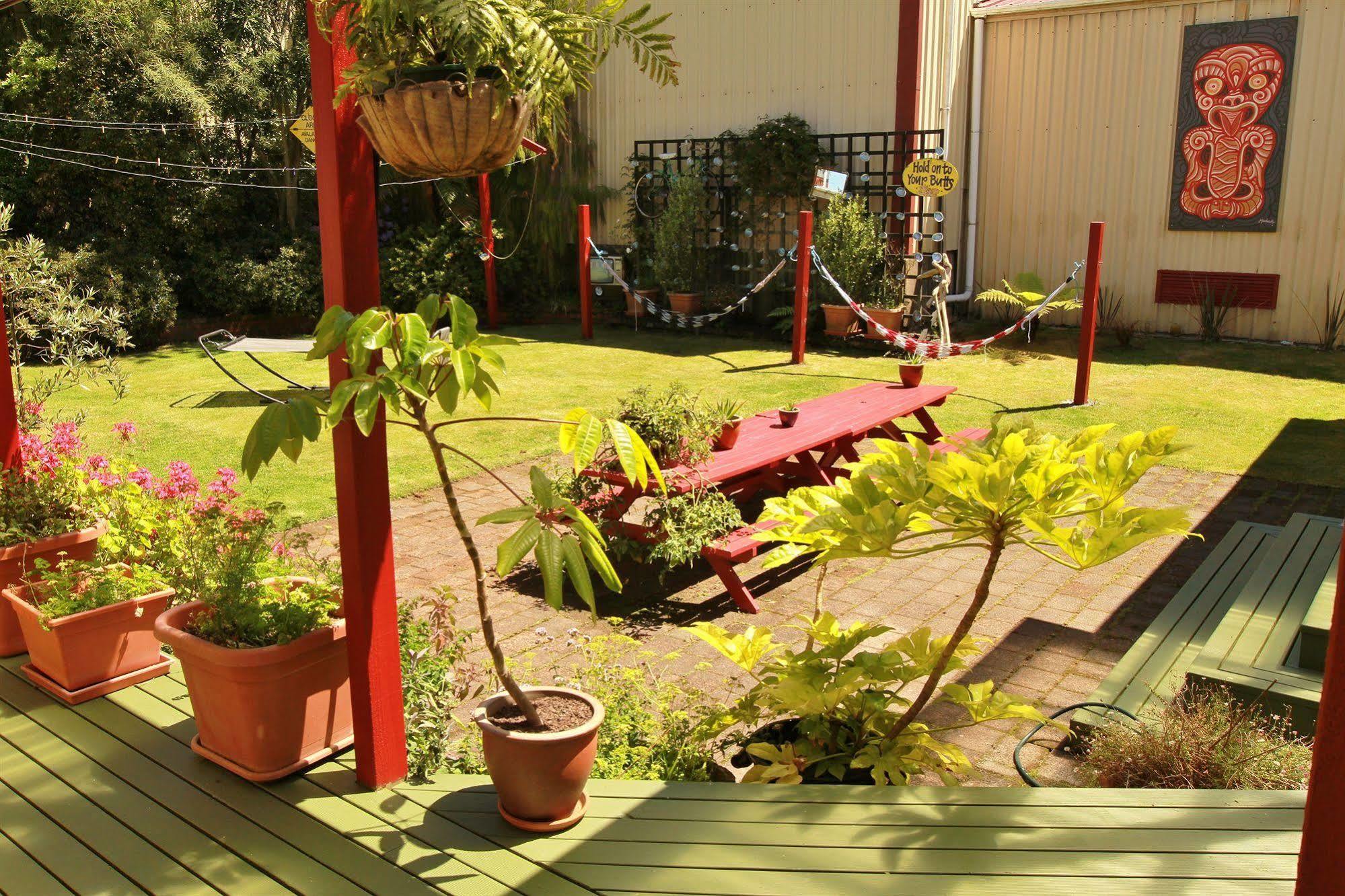 Bazil'S Backpackers Bbh Hostel & Surf School Westport Bagian luar foto