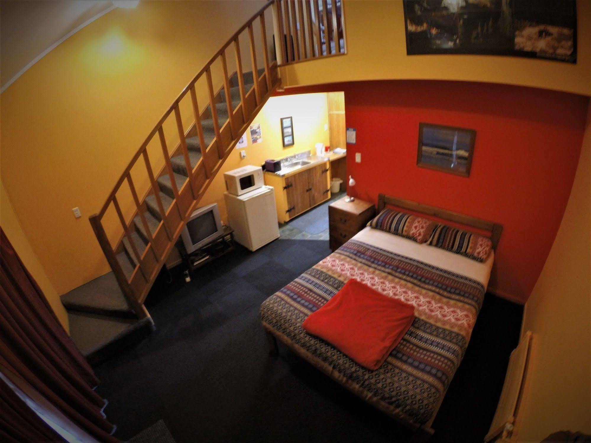 Bazil'S Backpackers Bbh Hostel & Surf School Westport Bagian luar foto