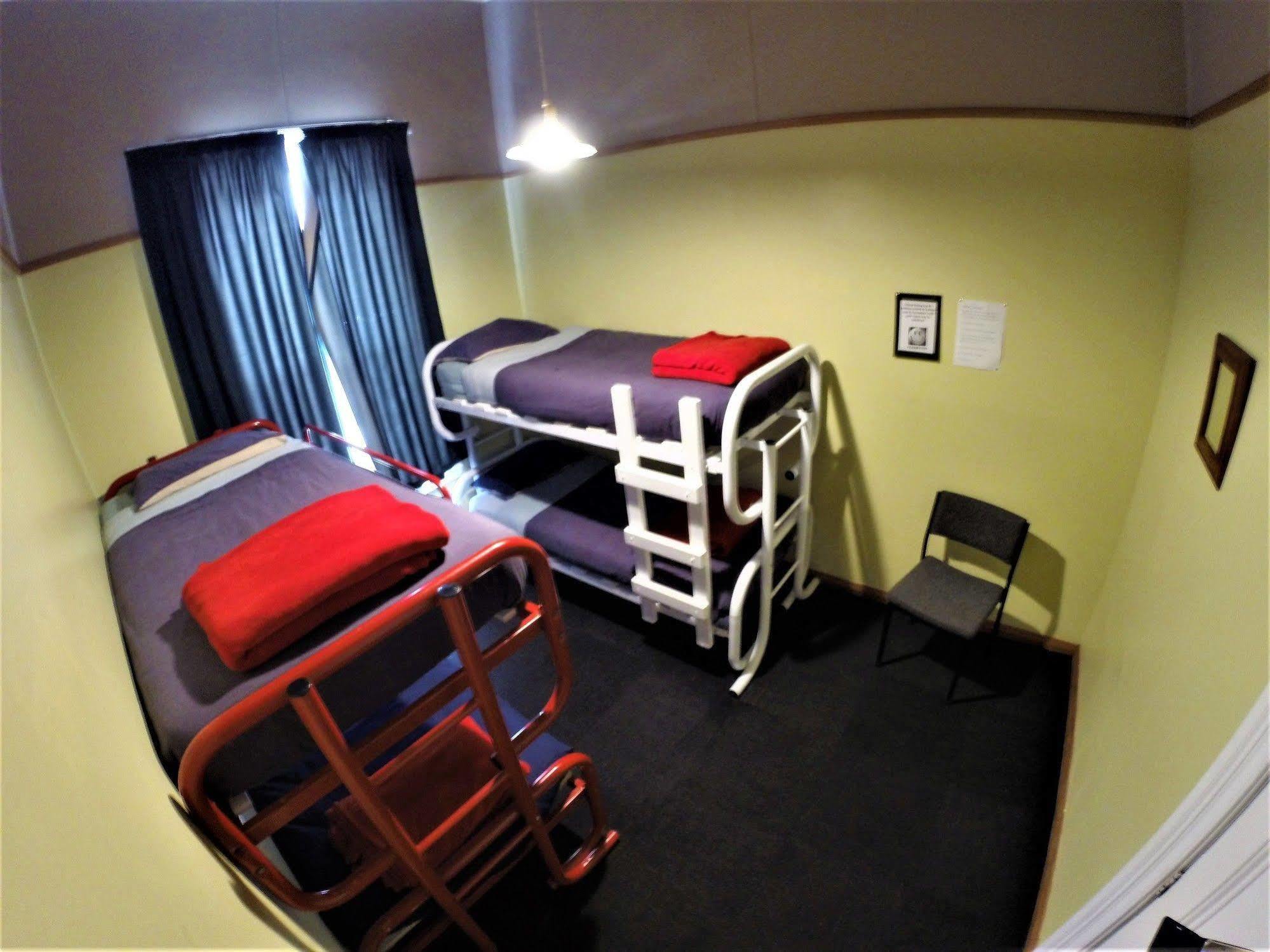 Bazil'S Backpackers Bbh Hostel & Surf School Westport Bagian luar foto