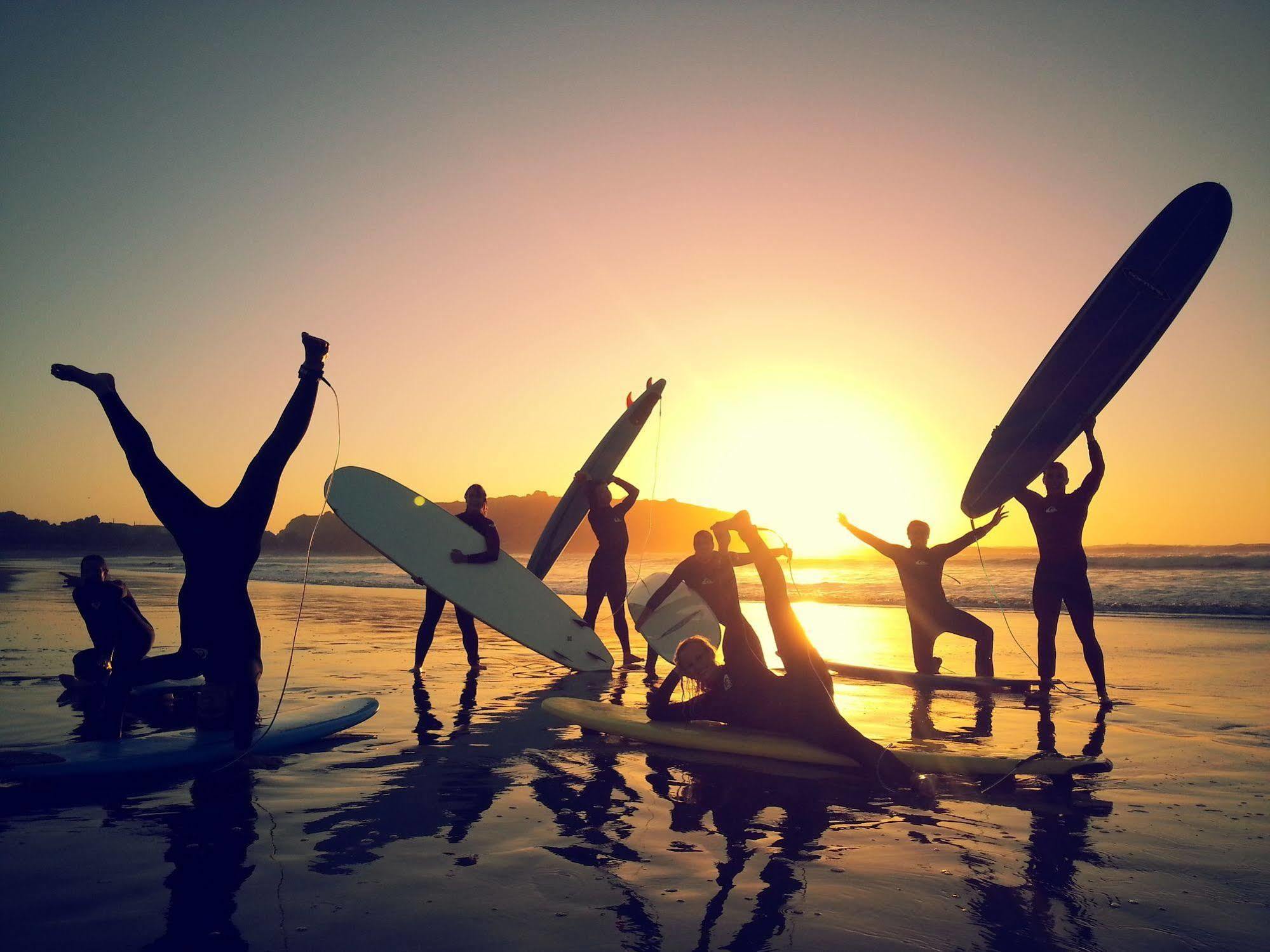 Bazil'S Backpackers Bbh Hostel & Surf School Westport Bagian luar foto