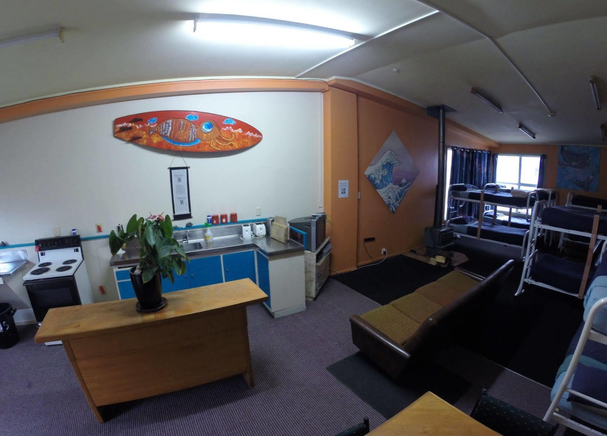 Bazil'S Backpackers Bbh Hostel & Surf School Westport Bagian luar foto